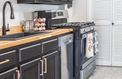 Maple Ridge Apartment | Wyndam's Foresight - quaint abode near everything!