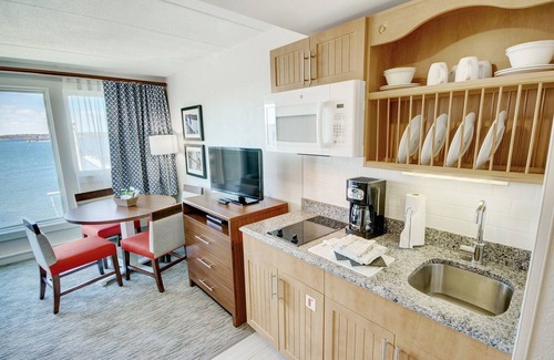 Yachting Village Resort | Wyndham Inn On The Harbor oceanfront luxury suite in the heart of Newport