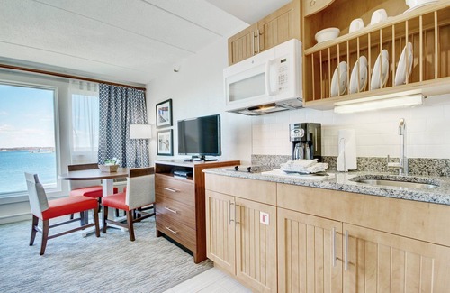 Yachting Village Resort | Wyndham Inn On The Harbor oceanfront luxury suite in the heart of Newport