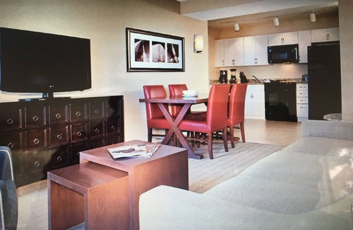 The Point Condo | Wyndham Long Wharf resort, free WiFi, pool, across the street from the harbor!
