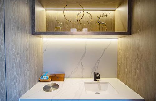 Fangcheng Hotel | Xiangyang Station Minfa World City Yishang Plus Hotel