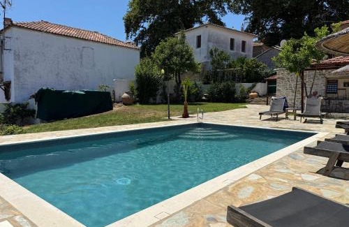 Xinovrisi Apartment | Xinovrissi Apts & Pool