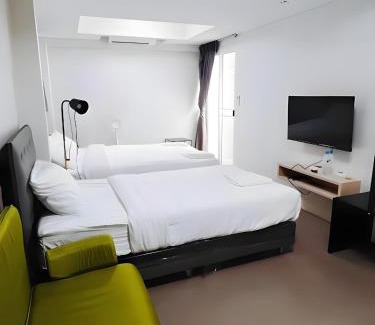 Wang Burapha Phirom Apartment | XX Mitr Inn MRT Samyot - ตรอกวิสูตร MRT สามยอด