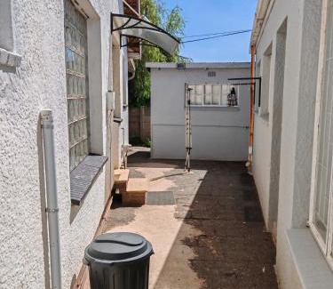 Edenvale Apartment | Yakhe self-catering Cozy styled 1 bedroomed