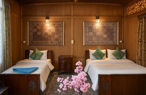 Dal Lake Boat Rental | Yasmeen Group Of Houseboats