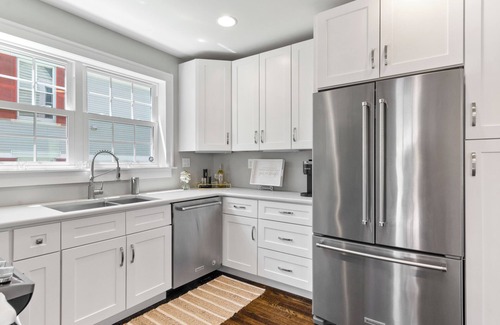 Radford House | Yellow Bird Cottage - Cozy home minutes from Radford University, with large deck