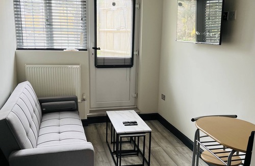 South Ockendon Apartment | Yellow Bliss, Private En-suite Double Room, Garden and Free Parking