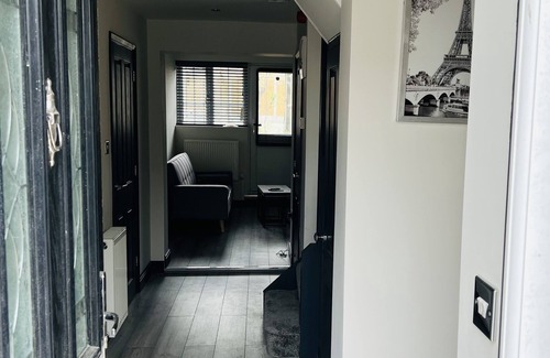 South Ockendon Apartment | Yellow Bliss, Private En-suite Double Room, Garden and Free Parking