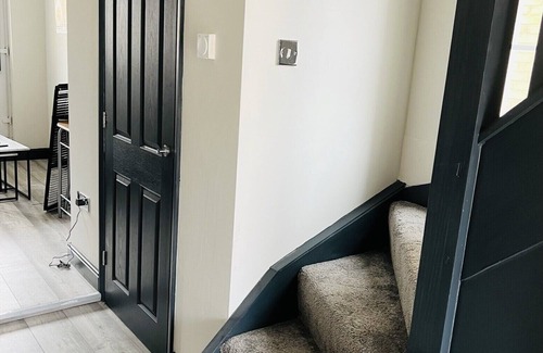 South Ockendon Apartment | Yellow Bliss, Private En-suite Double Room, Garden and Free Parking