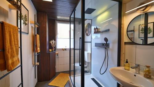 Fluorn Apartment | Yellow Lounge Schwarzwald - mit Veranda