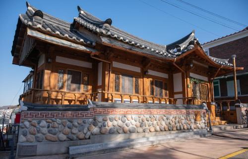 Paldal-gu House | Yeoyeoje - Hanok Accommodation with the atmosphere of Hwaseong Fortress Road in Suwon, a UNESCO World Heritage