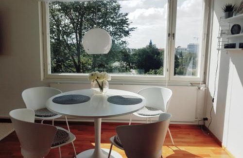 Turku Apartment | Yliopiston lähellä kodikas ja valoisa kolmio työhuoneella