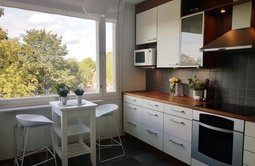 Turku Apartment | Yliopiston lähellä kodikas ja valoisa kolmio työhuoneella