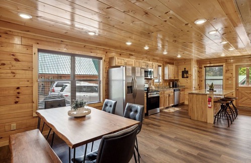 Pigeon Forge Cabin | You Are My Sunshine - 3 BR Cabin - Downtown Pigeon Forge!