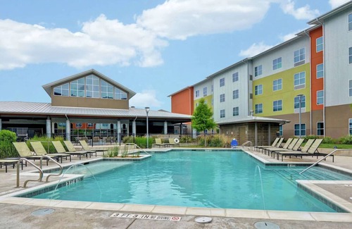 McNeil Hotel | Your Austin Resort Getaway:4 Family-friendly Units,Near Creekmont Park,Pool