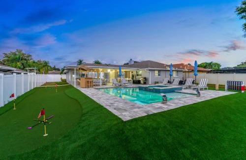 Largo House | Your Beach Getaway Putt Putt Bikes Game Room BBQ