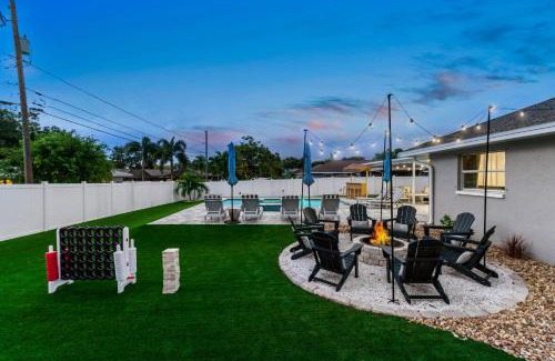 Largo House | Your Beach Getaway Putt Putt Bikes Game Room BBQ