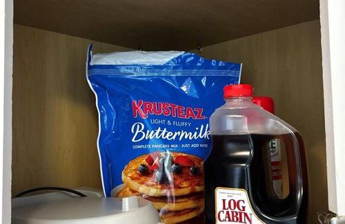 Lakeview House | Your Cozy Getaway: Near It All - Waffles too!