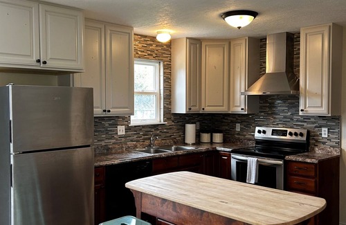 Lakeview House | Your Cozy Getaway: Near It All - Waffles too!