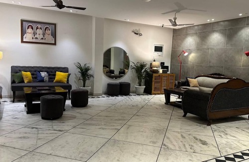 New Delhi Hotel | Your Family's Home Away from Home in Rajouri Garden: Couples Welcome!"