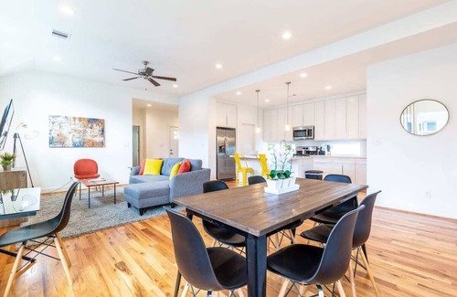 Lawndale/ Wayside House | Your Great Bungalows! Sleeps 12/6BR/4BA/8PA