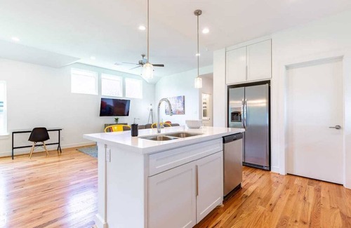 Lawndale/ Wayside House | Your Great Bungalows! Sleeps 12/6BR/4BA/8PA