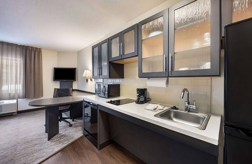 North Arlington Resort | Your Home Away From Home! TWO Modern Suites, Full Kitchens, Pets are Welcome!