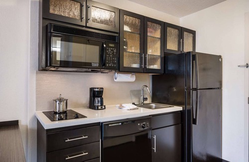 Baymeadows Hotel | Your Home in Jacksonville! Pet-friendly Suite with Full Kitchen! Parking Onsite!