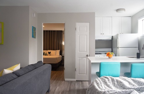 Neartown House | Your Keys to Montrose! Sleeps 48/12BR/12BA/9PA