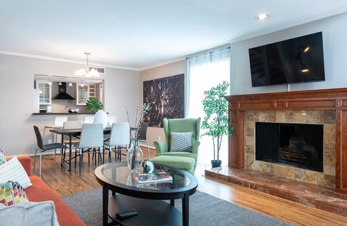 Neartown House | Your Montrose Collective! Sleeps 26/13BR/8.5BA/7PA