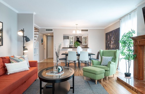 Neartown House | Your Montrose Collective! Sleeps 26/13BR/8.5BA/7PA