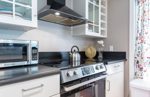 Neartown House | Your Montrose Collective! Sleeps 32/16BR/12BA/10PA ★