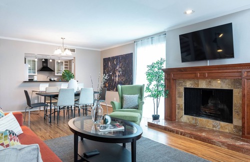 Neartown House | Your Montrose Collective! Sleeps 32/16BR/12BA/10PA ★