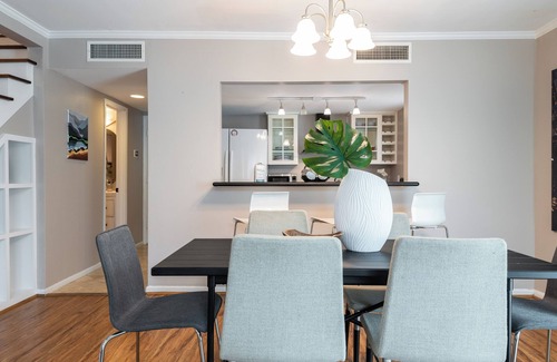 Neartown House | Your Montrose Collective! Sleeps 32/16BR/12BA/10PA ★