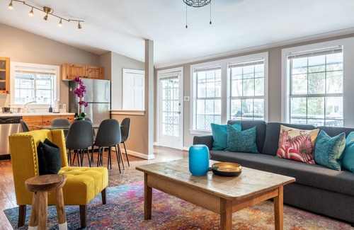 Neartown House | Your Montrose Gem! Sleeps 43/17BR/7.5BA/10PA