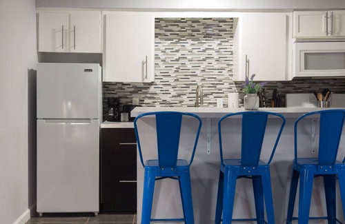 Hyde Park Apartment | Your Montrose Studios! Sleeps 36/18BR/18BA/18PA