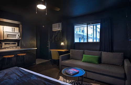 Hyde Park Apartment | Your Montrose Studios! Sleeps 54/27BR/27BA/27PA