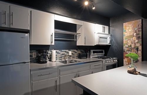 Hyde Park Apartment | Your Montrose Studios! Sleeps 54/27BR/27BA/27PA