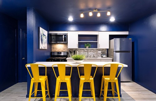 Hyde Park Apartment | Your Montrose Studios! Sleeps 52/26BR/26BA/26PA