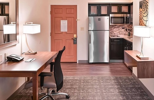 Plantation Resort | Your Relaxing Getaway Awaits! Outdoor Pool, Near Bonnett House Museum