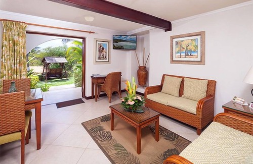 Maynards Hotel | Your Relaxing Getaway Awaits! Close to Mullins Beach! Outdoor Pools, Parking!