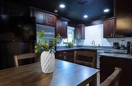 South Central Houston Apartment | Your TMC Flats! Sleeps 20, 10BR, 5BA, 5PA