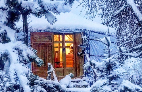 Saint-Antheme RV Rental | Yourte Supérieur 5 places