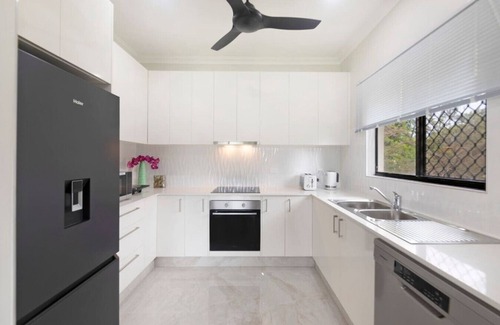 Brinkin Apartment | Zen Coastal Hideaway: Modern ~ Hospital ~ Beach