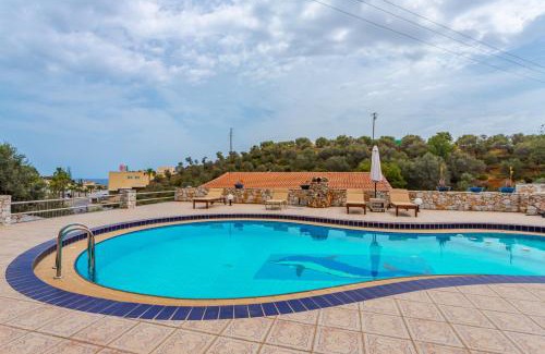 Makrys Tichos Apartment | Zen Serenity Retreat with Great Outdoors, Pool & Parking