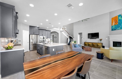 Manor House | Zen Sunsets Heated Pool, Spa, Theater, Gym: 20 Mins to Downtown Austin Sleeps 8
