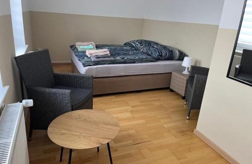 Meine House | Zimmer für 2 Personen-Bad-Kühlschrank-TV-11