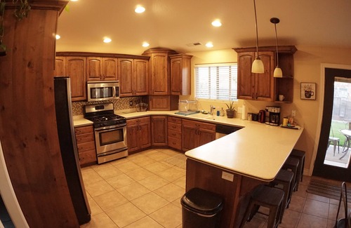 La Verkin House | Zion's Edge! Clean home 20 min from Zion National Park, sleeps 10!