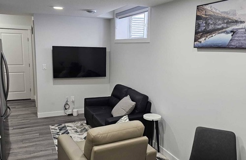 West Edmonton House | Zuzy's Nest n2 Bedroom Guest Suite