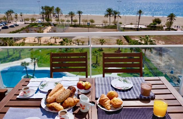 Ático frente al mar con gran terraza panorámica y acceso directo a la playa